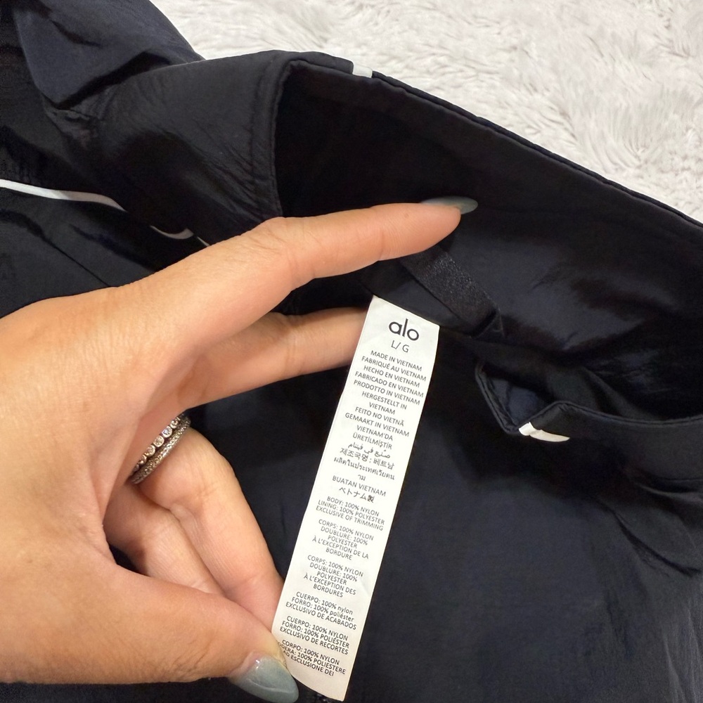 ALO Yoga Motivate Full Zip Up Jacket Black & White - Picture 9 of 12